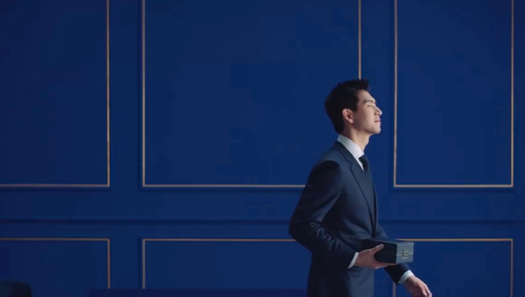 李现雅诗兰黛代言最新广告大片蓝色西装照