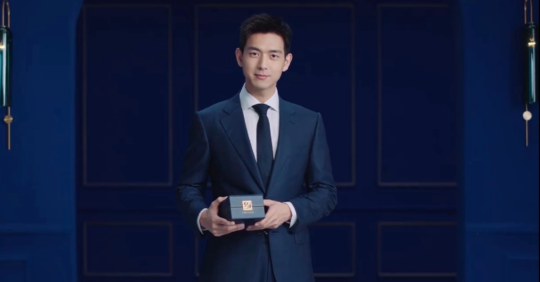 李现雅诗兰黛代言最新广告大片蓝色西装照