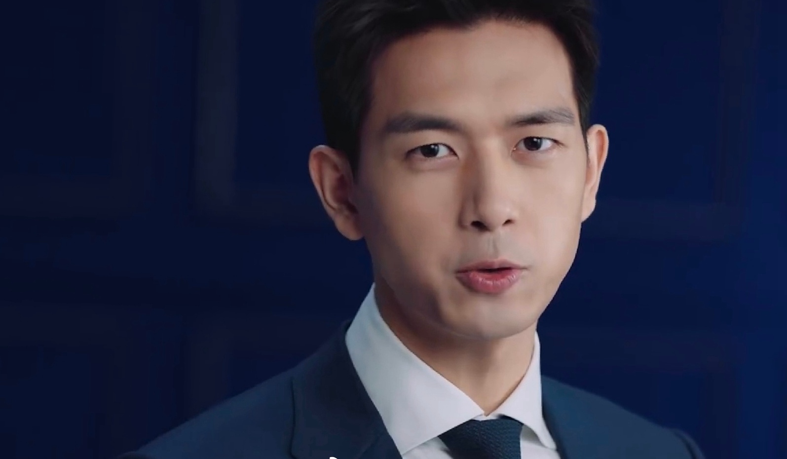 李现雅诗兰黛代言最新广告大片蓝色西装照