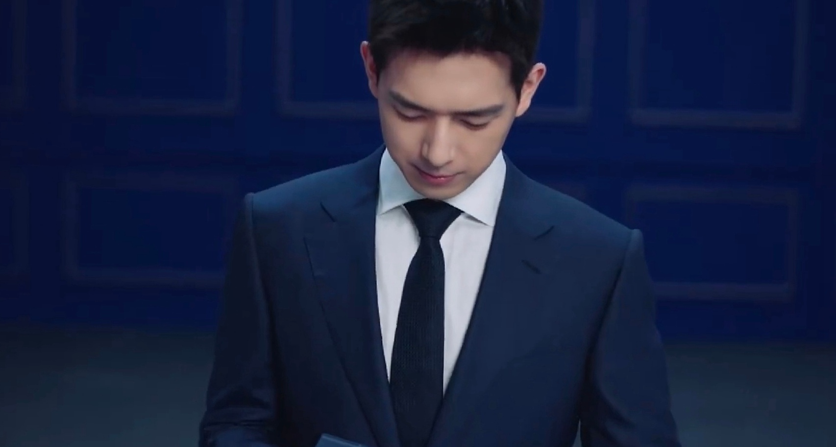 李现雅诗兰黛代言最新广告大片蓝色西装照