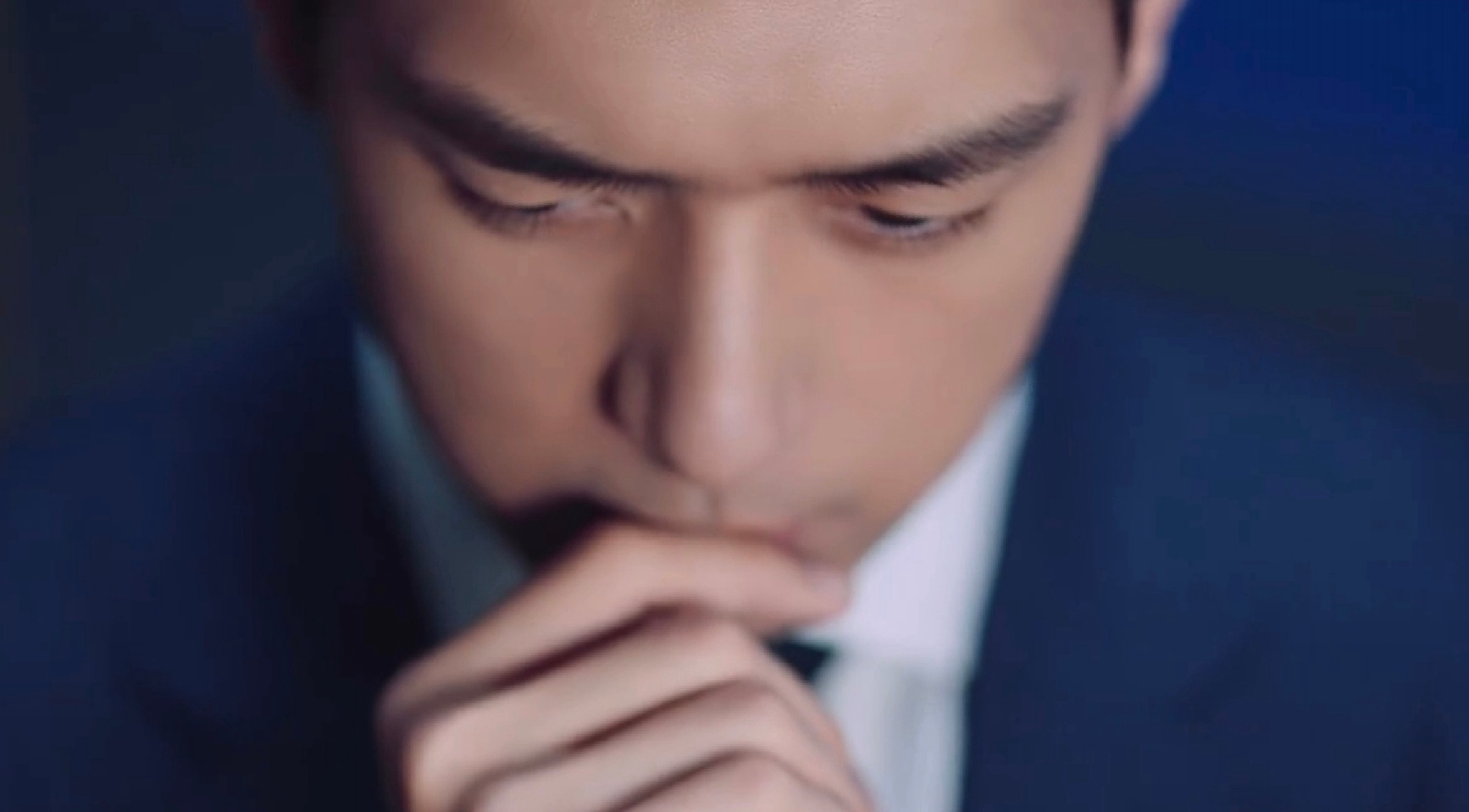 李现雅诗兰黛代言最新广告大片蓝色西装照