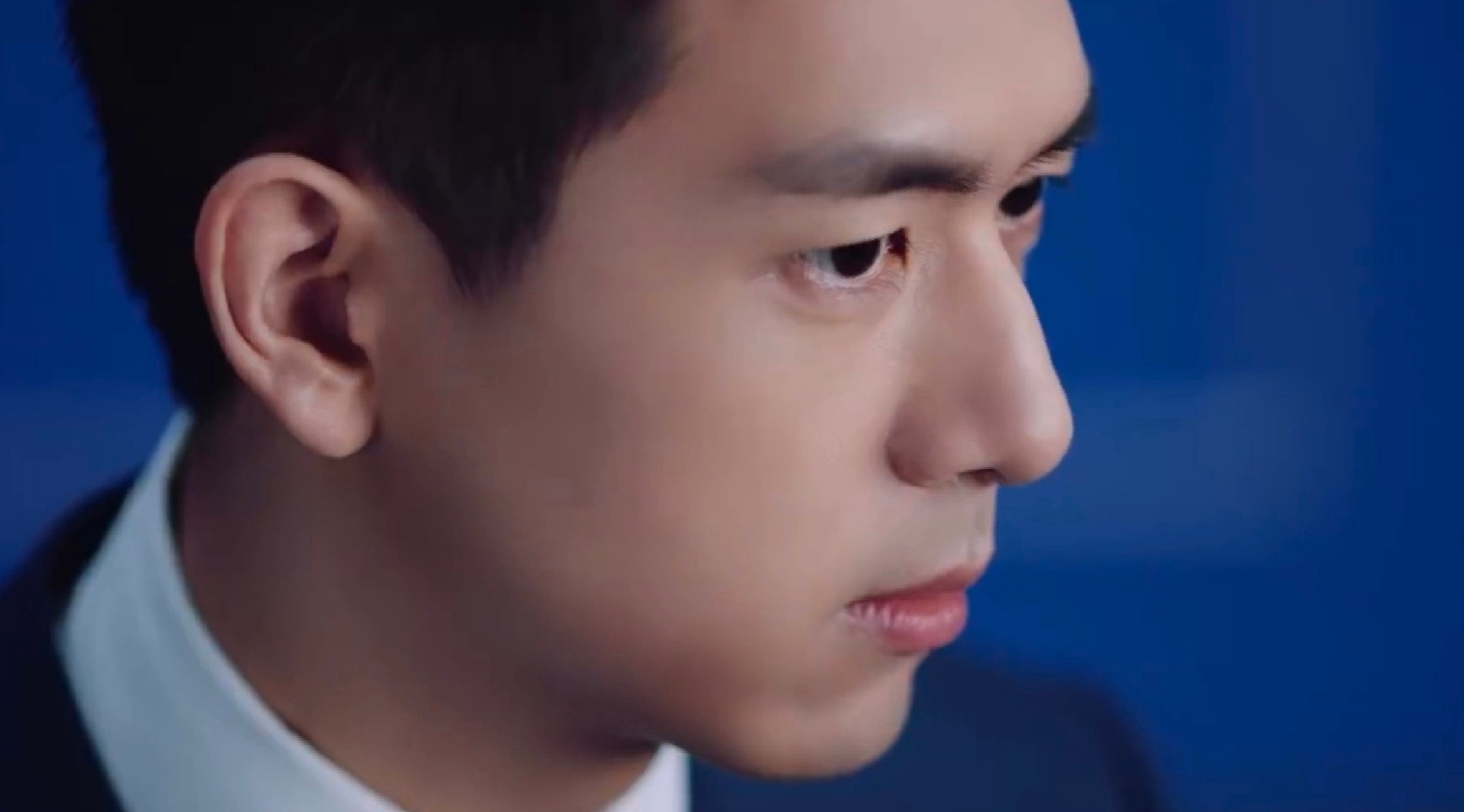 李现雅诗兰黛代言最新广告大片蓝色西装照