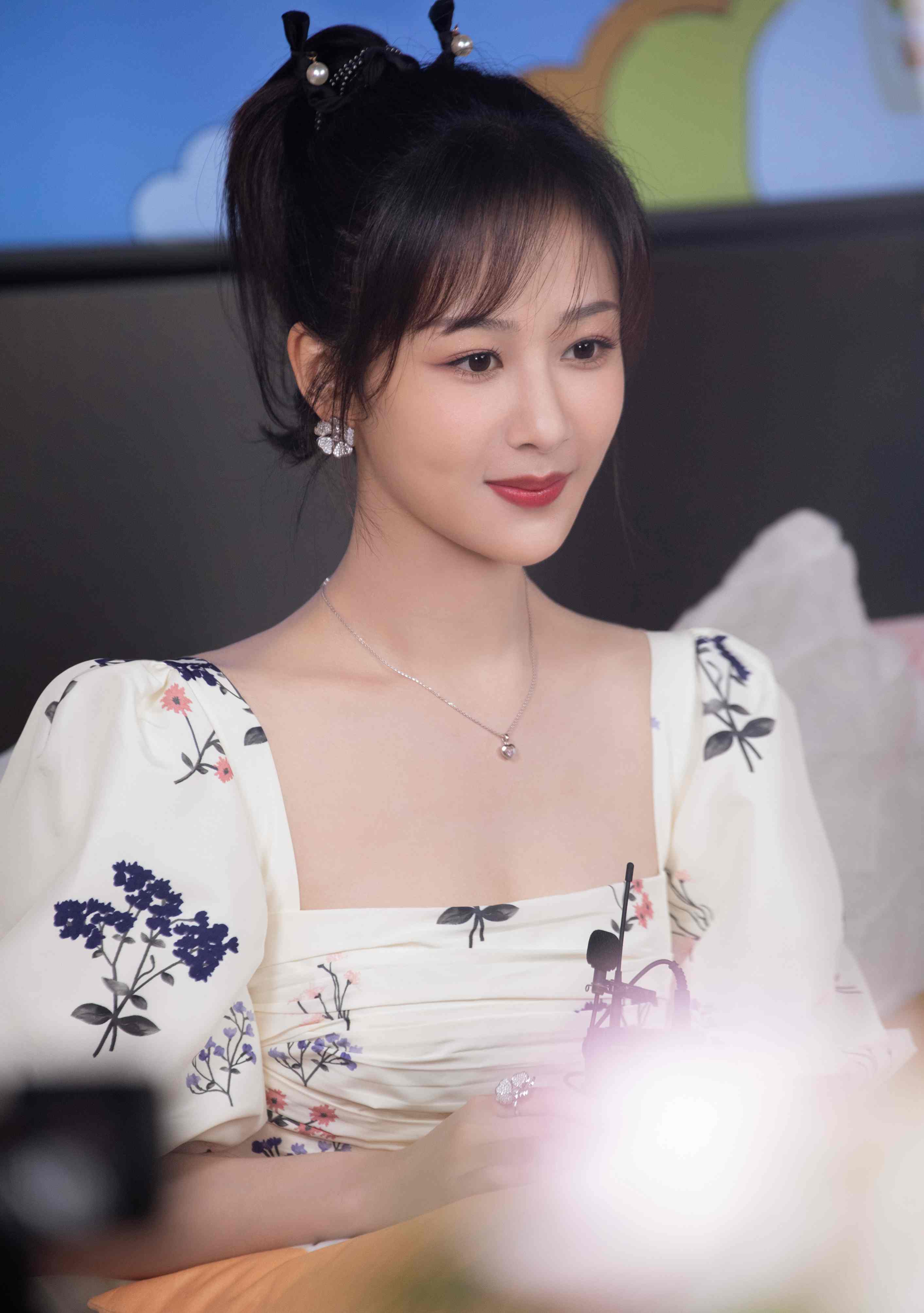 杨紫窗边氛围感自拍图片来了