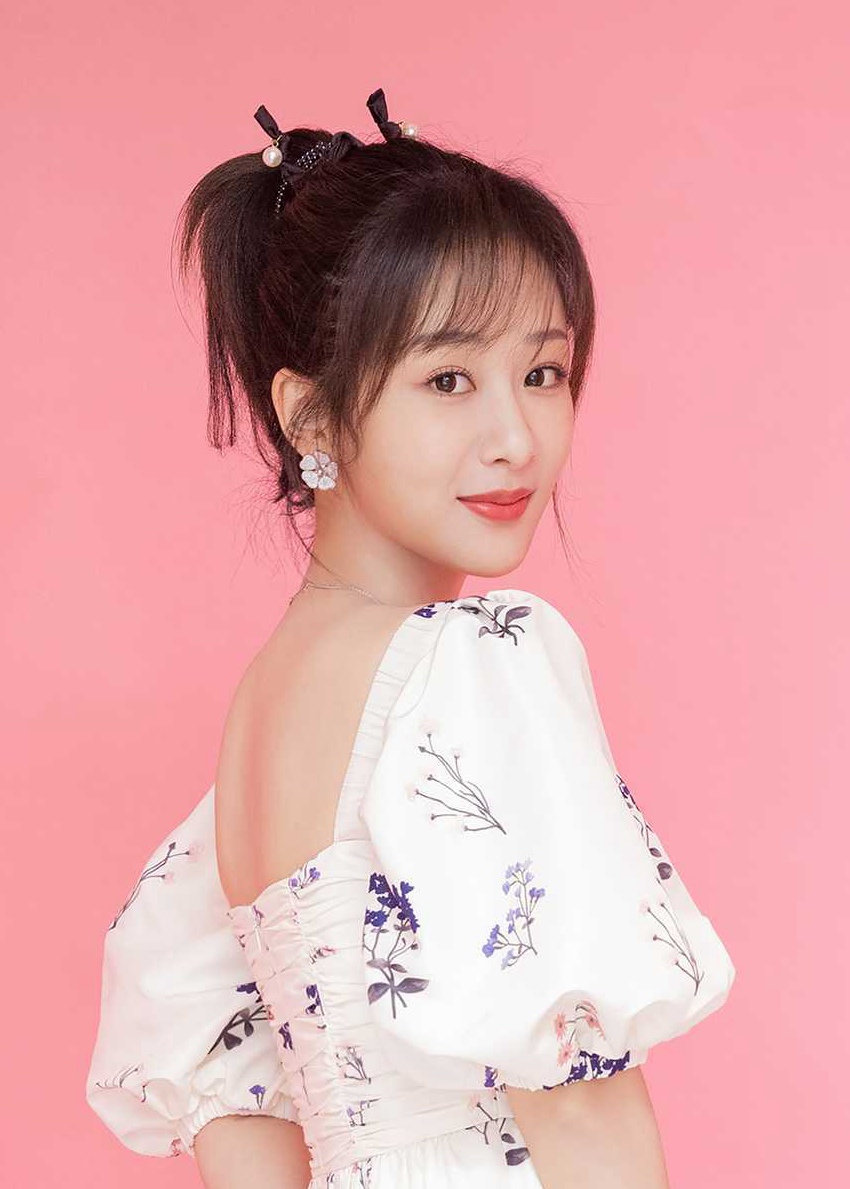 杨紫窗边氛围感自拍图片来了