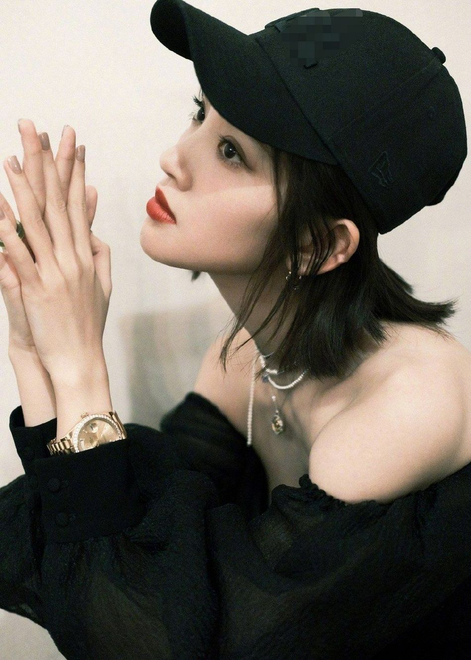 唐艺昕头戴棒球帽秒变甜酷girl写真