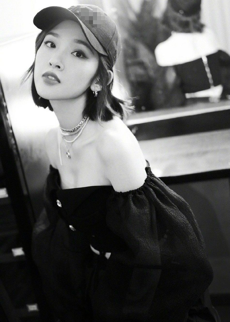 唐艺昕头戴棒球帽秒变甜酷girl写真