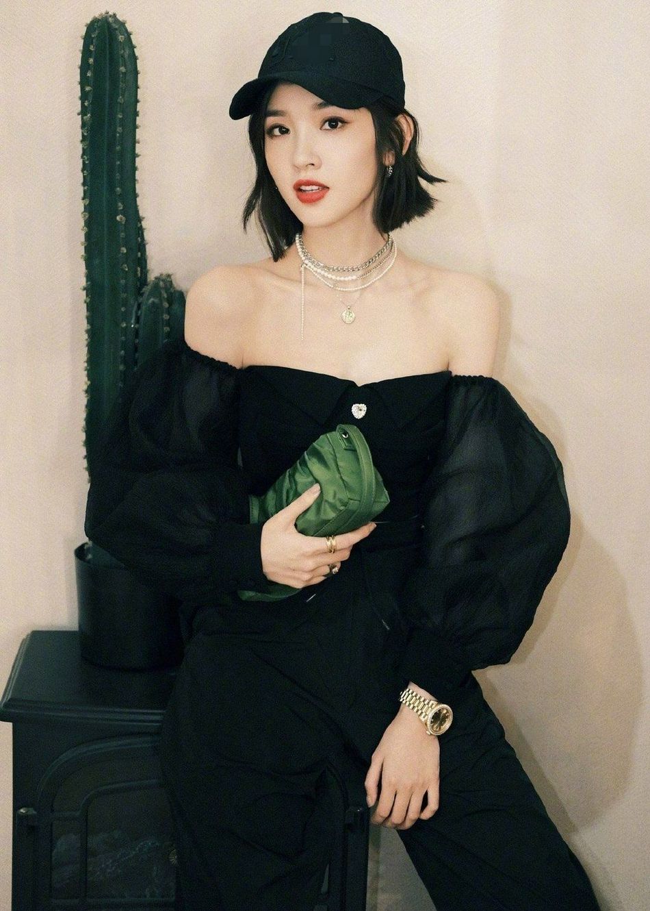 唐艺昕头戴棒球帽秒变甜酷girl写真