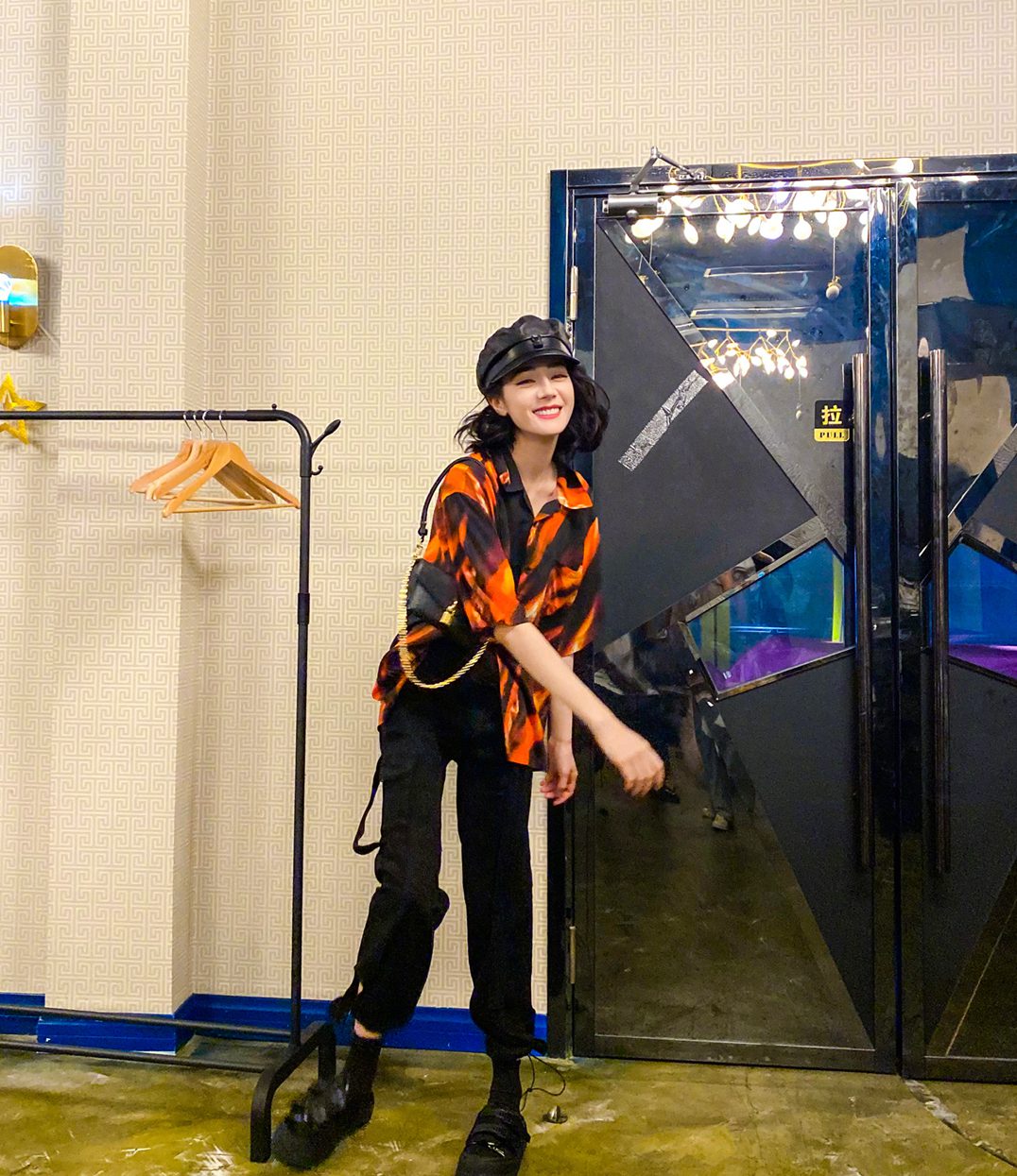 迪丽热巴台下工装造型又美又飒图片