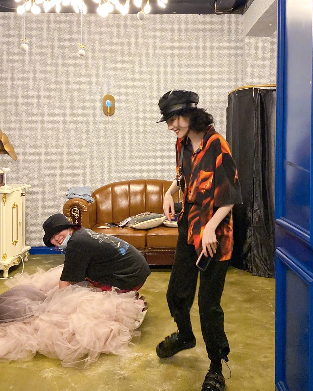 迪丽热巴台下工装造型又美又飒图片