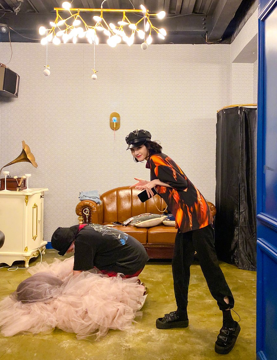 迪丽热巴台下工装造型又美又飒图片