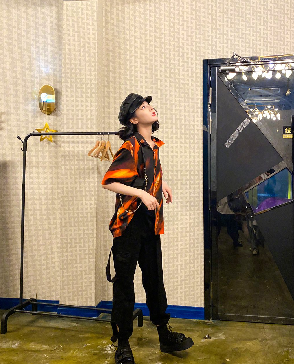 迪丽热巴台下工装造型又美又飒图片