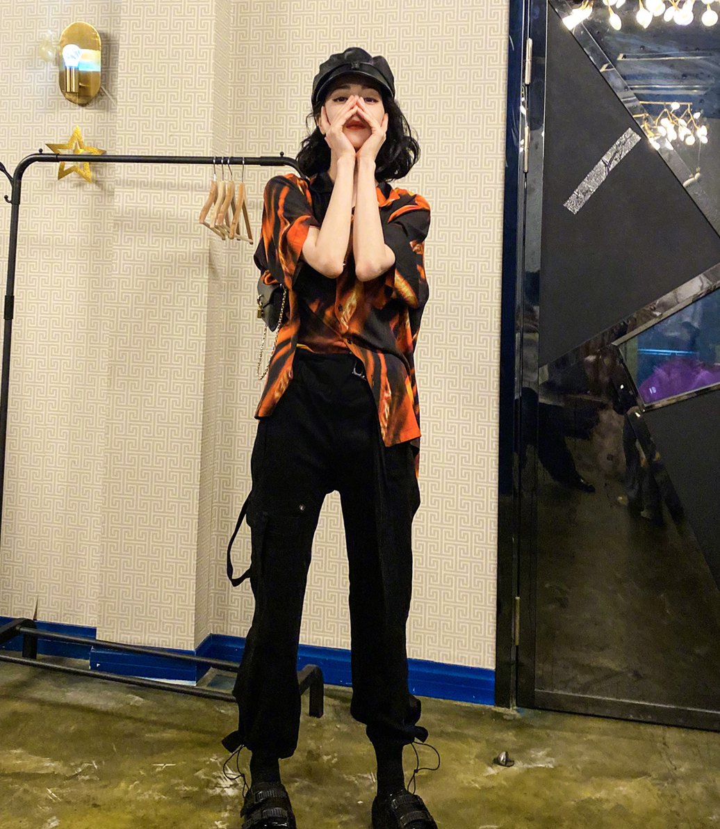 迪丽热巴台下工装造型又美又飒图片