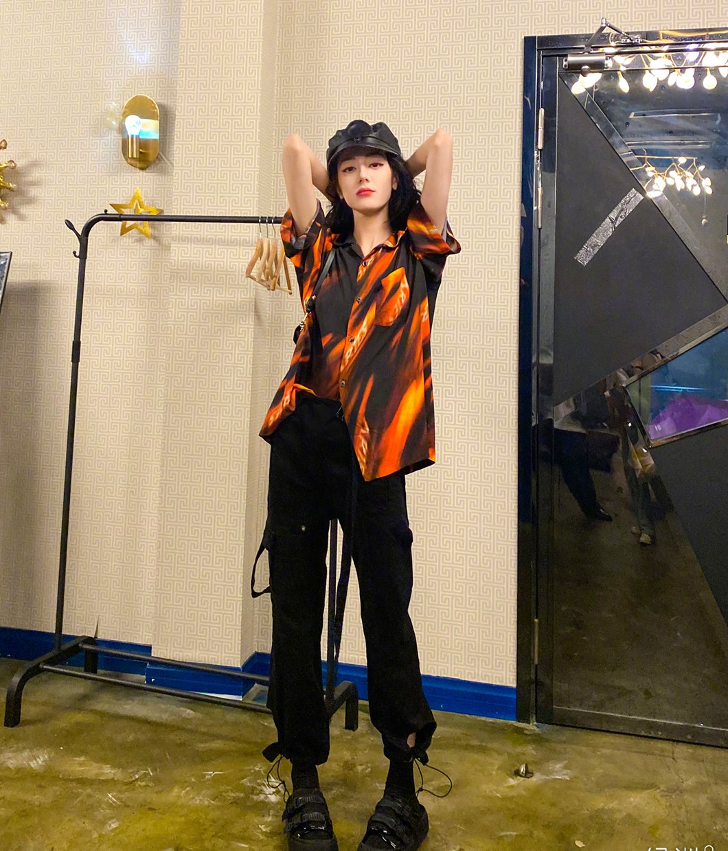 迪丽热巴台下工装造型又美又飒图片