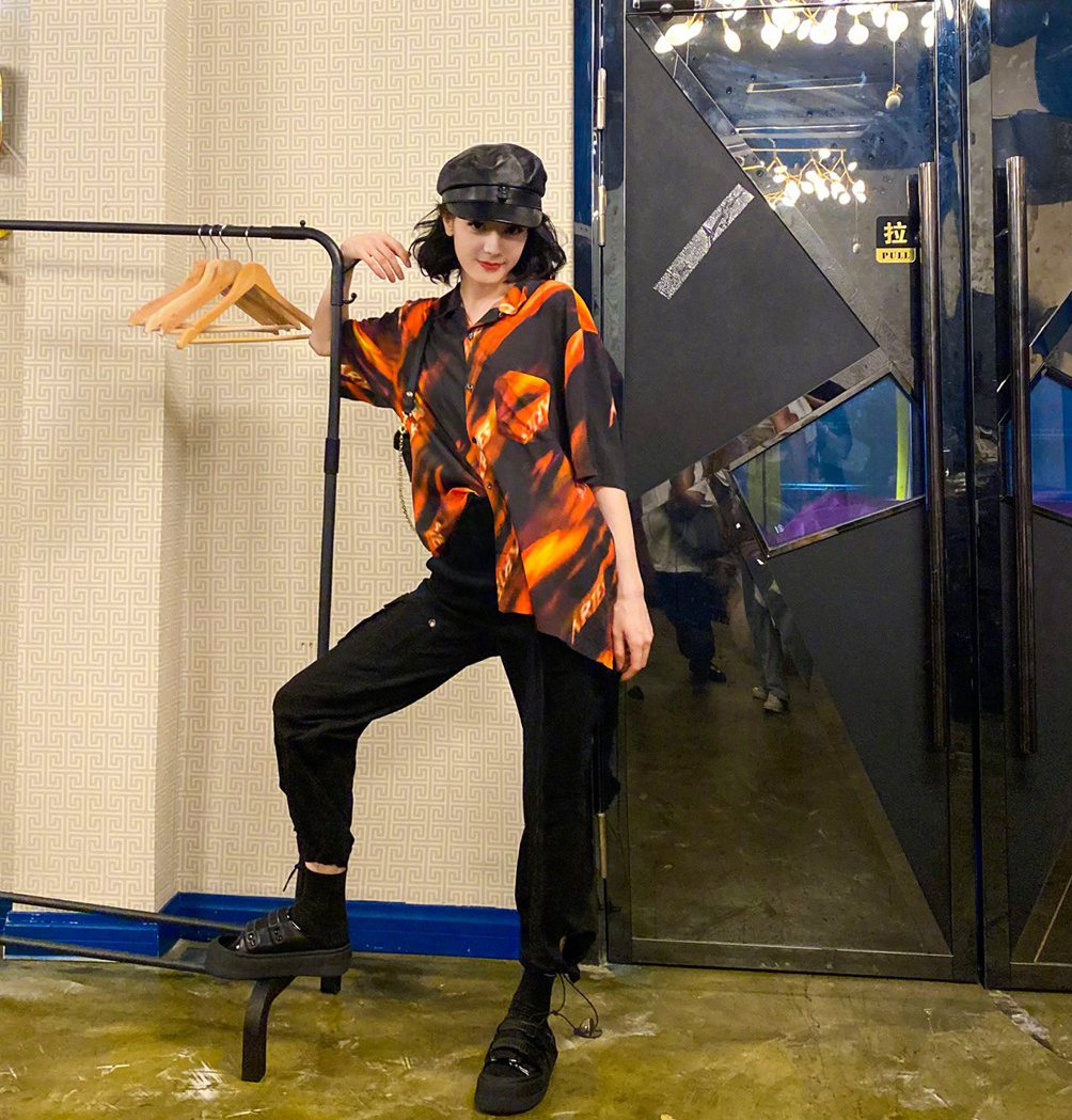 迪丽热巴台下工装造型又美又飒图片