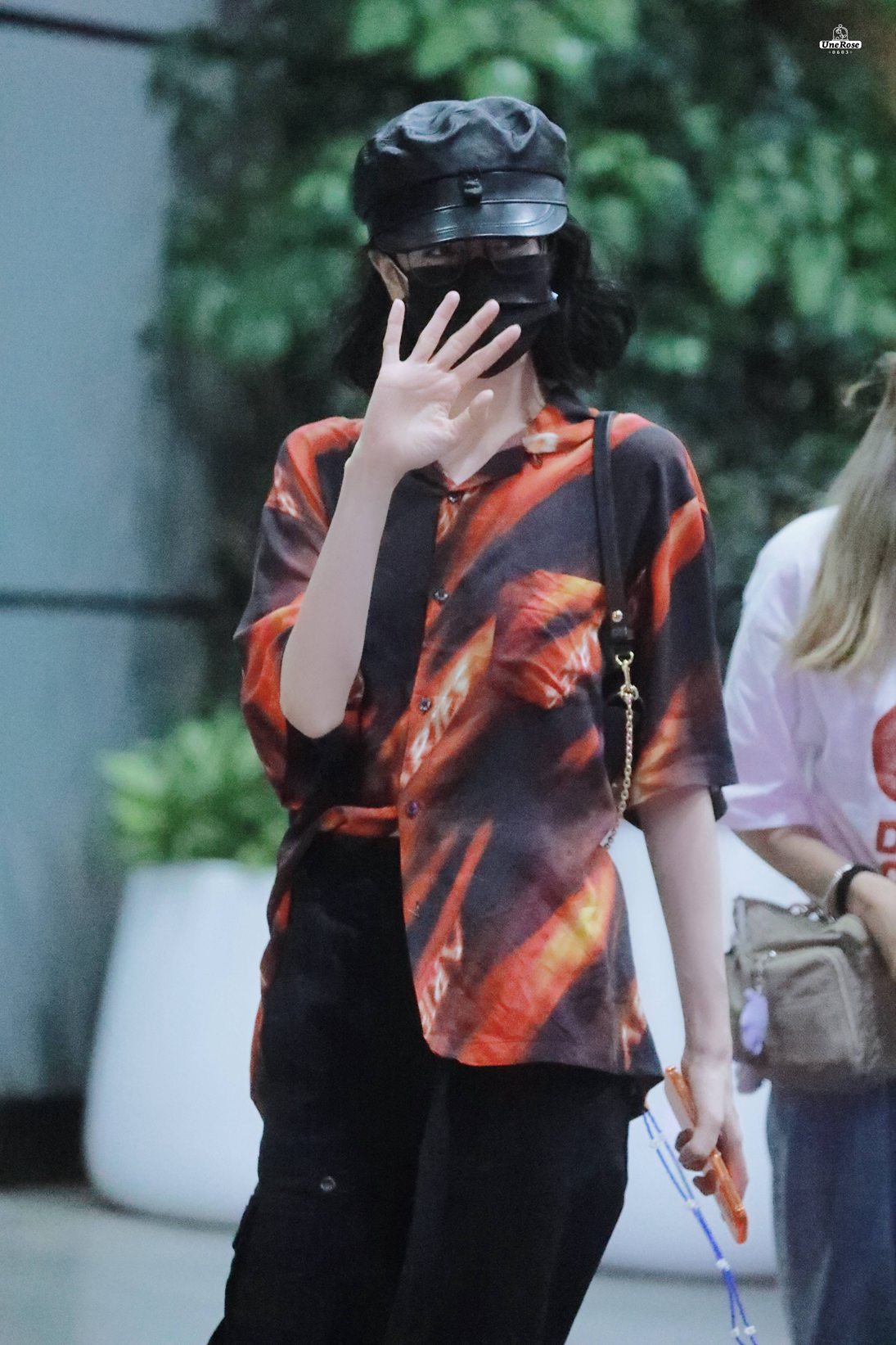 迪丽热巴台下工装造型又美又飒图片