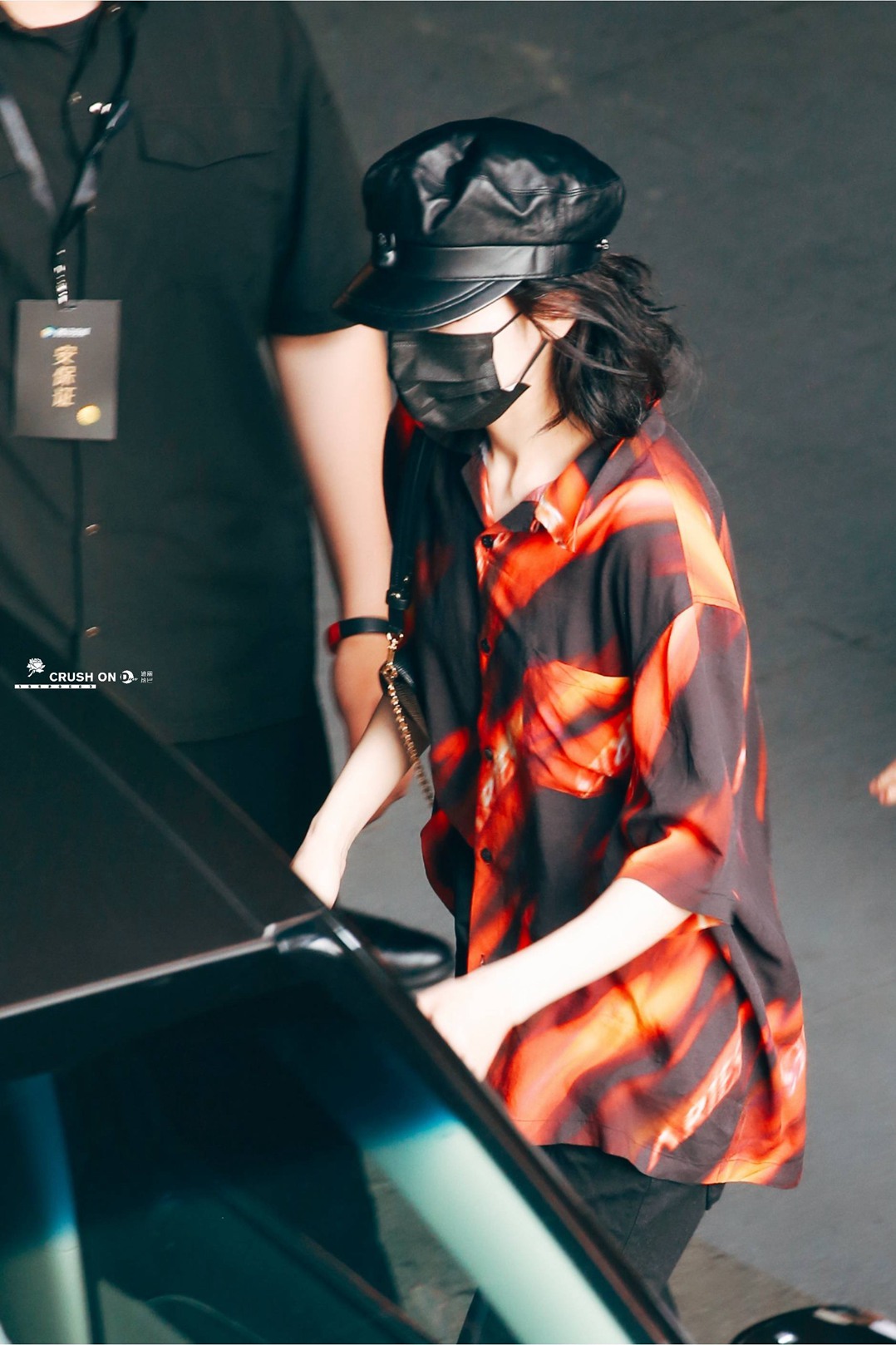 迪丽热巴台下工装造型又美又飒图片