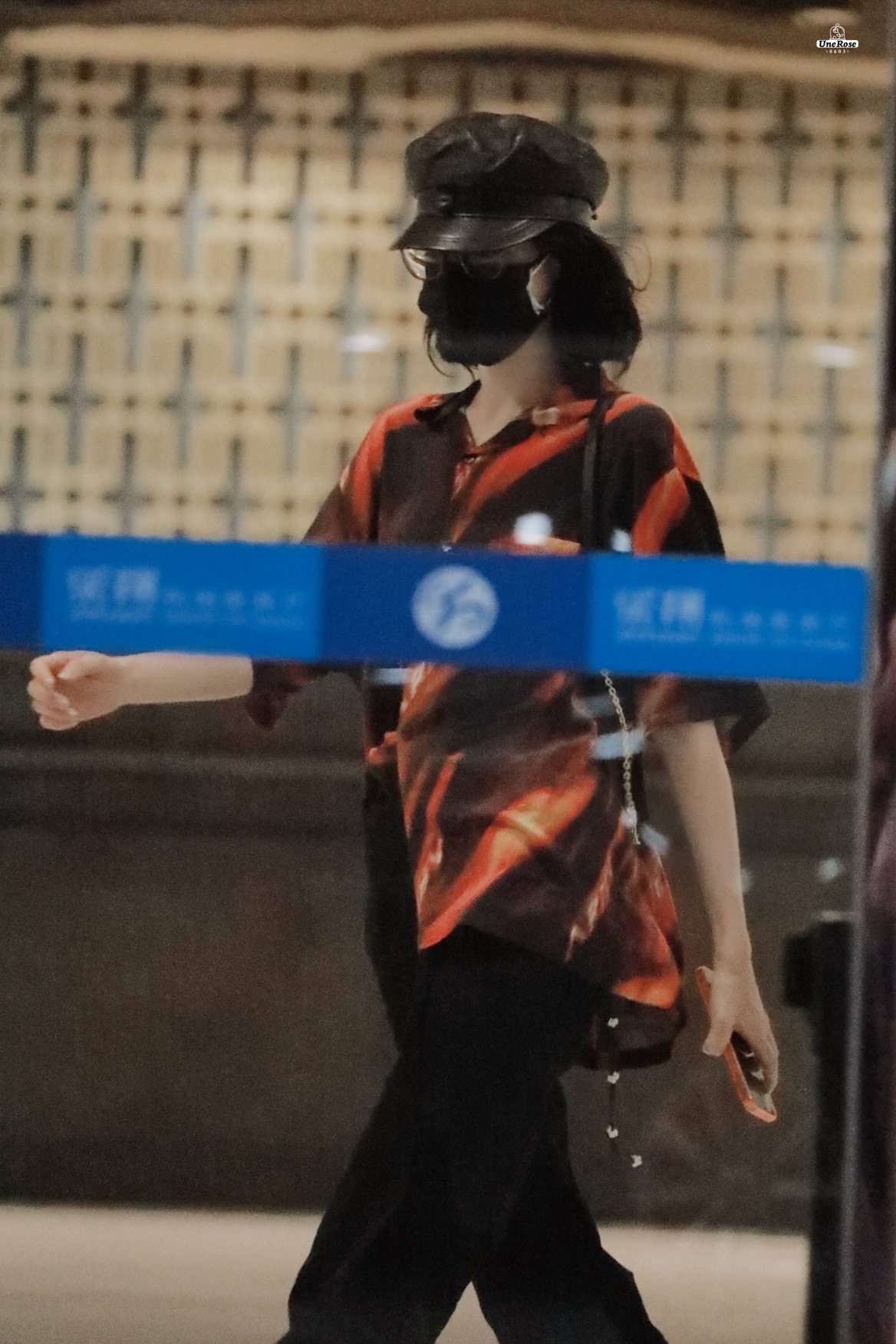 迪丽热巴台下工装造型又美又飒图片