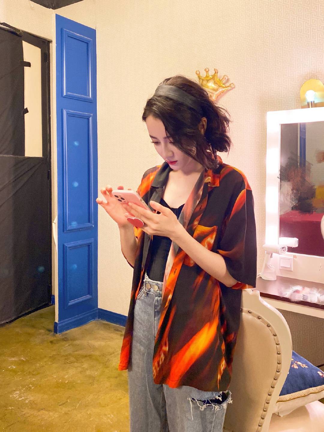 迪丽热巴台下工装造型又美又飒图片