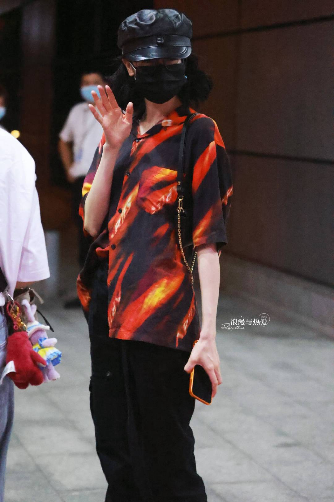 迪丽热巴台下工装造型又美又飒图片