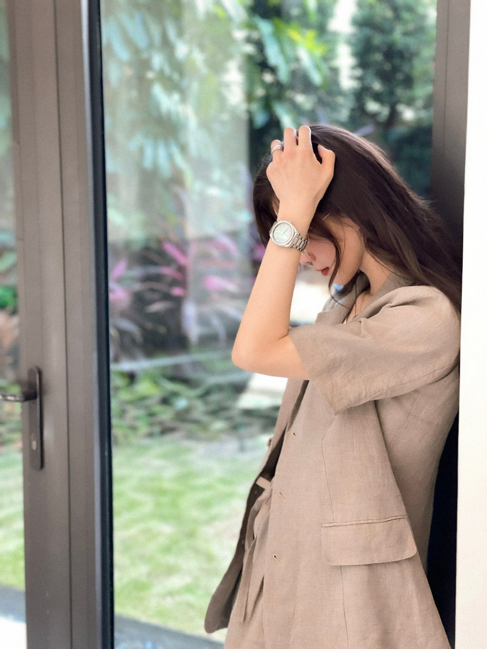 刘诗诗素色西装尽显知性优雅写真