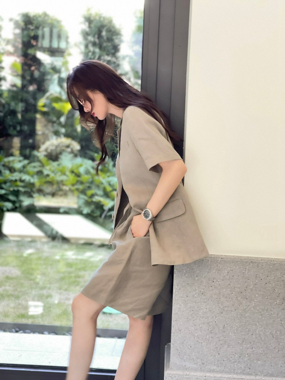 刘诗诗素色西装尽显知性优雅写真