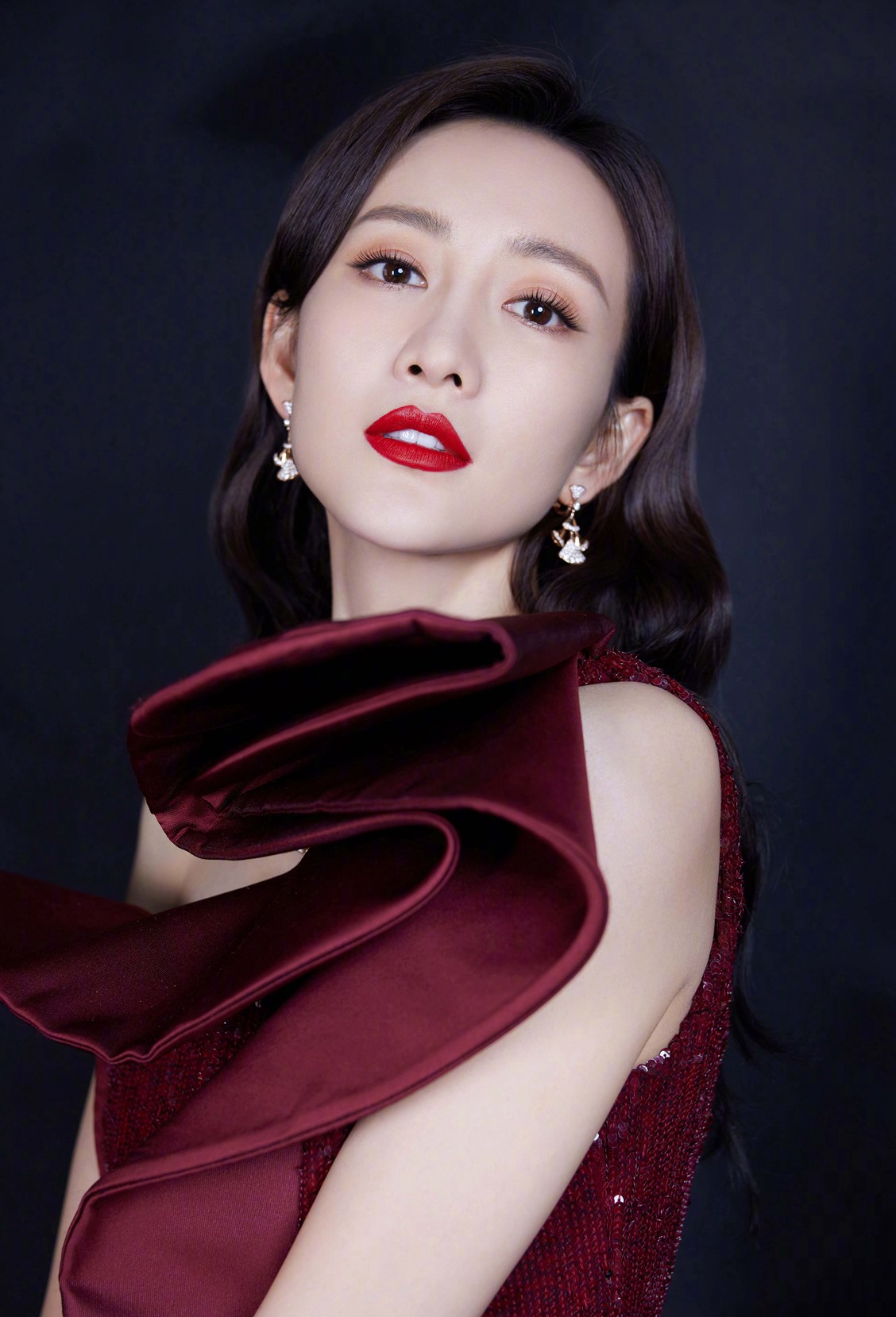 王鸥酒红色亮片高叉裙亮相百年歌声图片