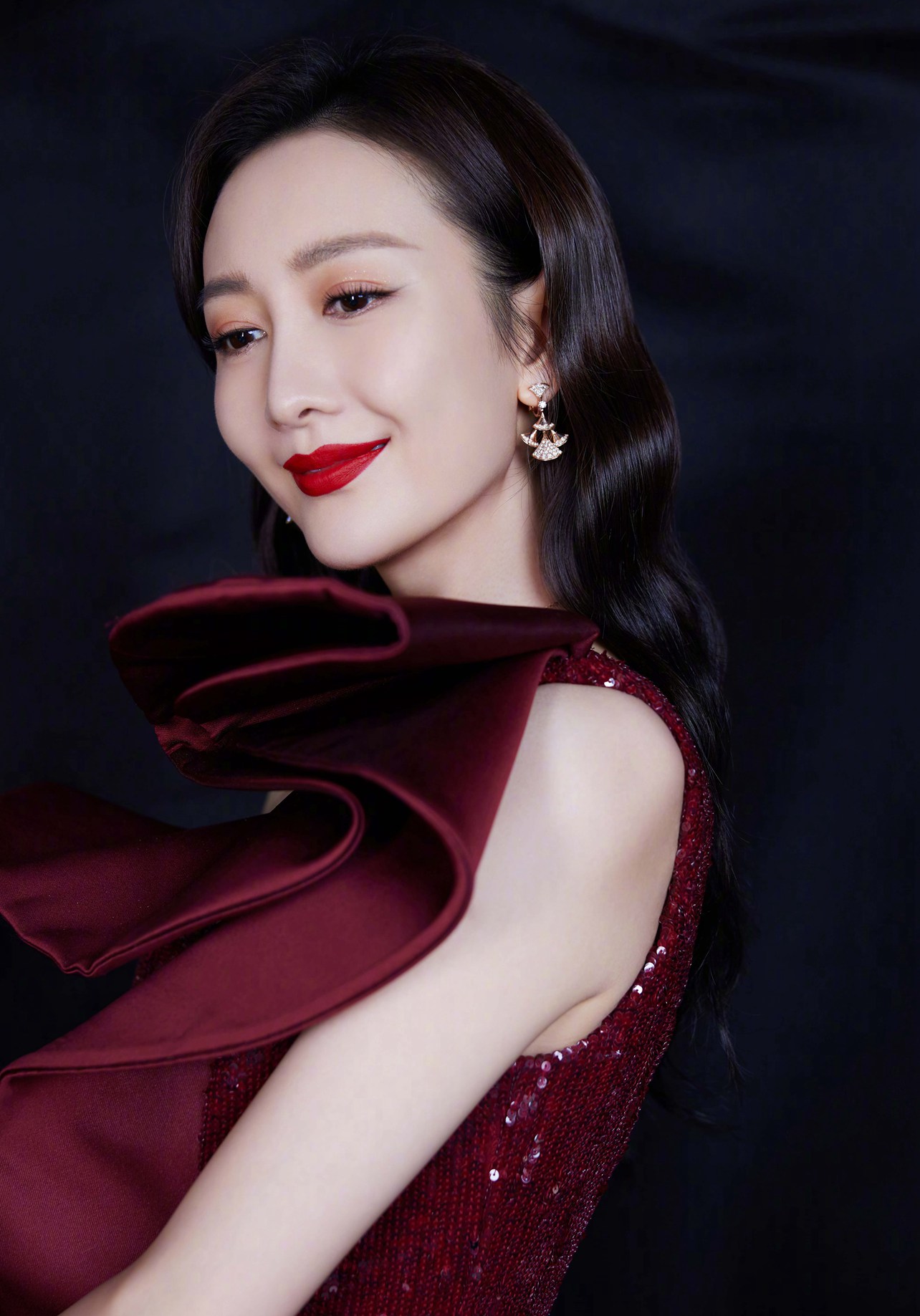 王鸥酒红色亮片高叉裙亮相百年歌声图片