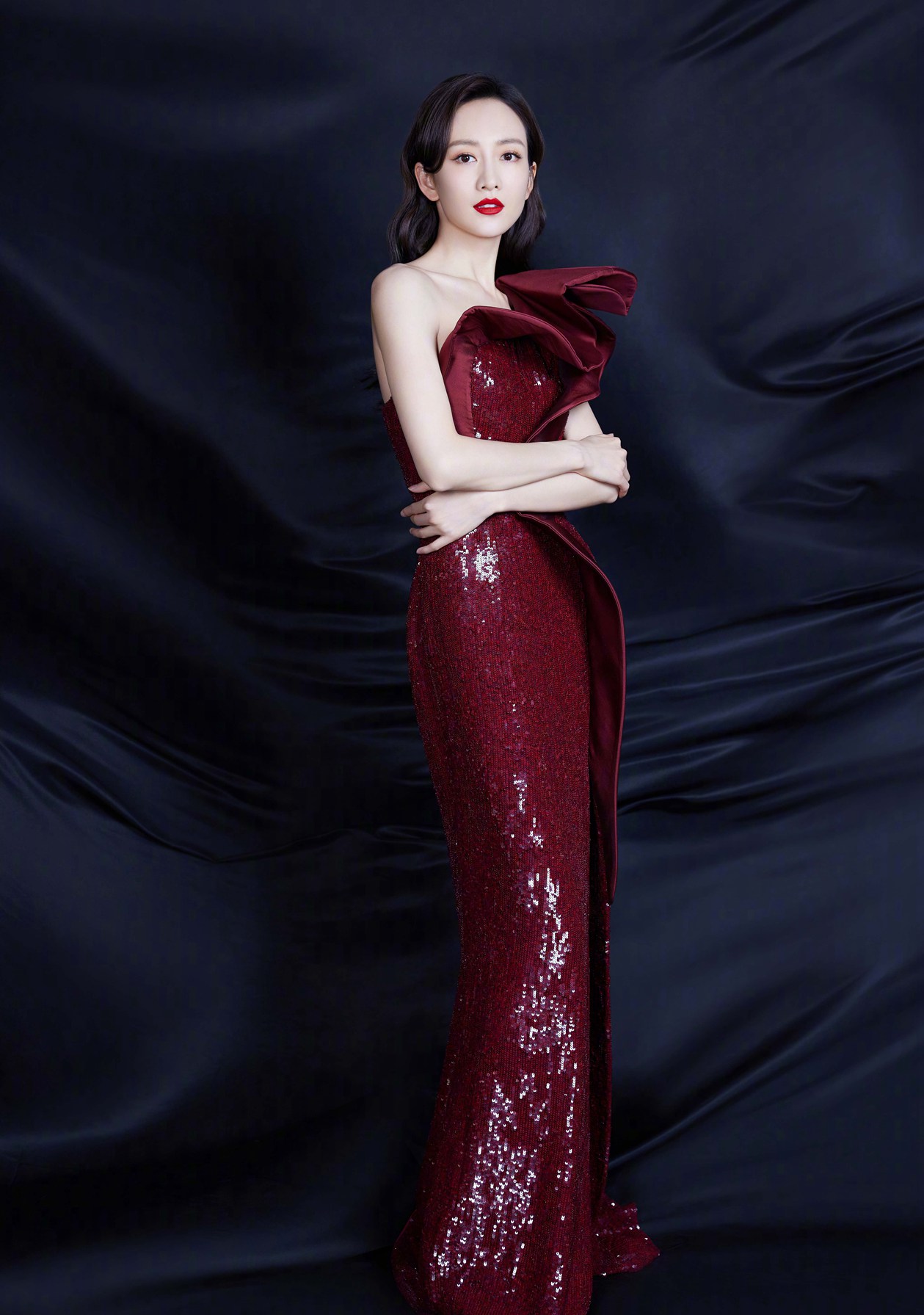 王鸥酒红色亮片高叉裙亮相百年歌声图片