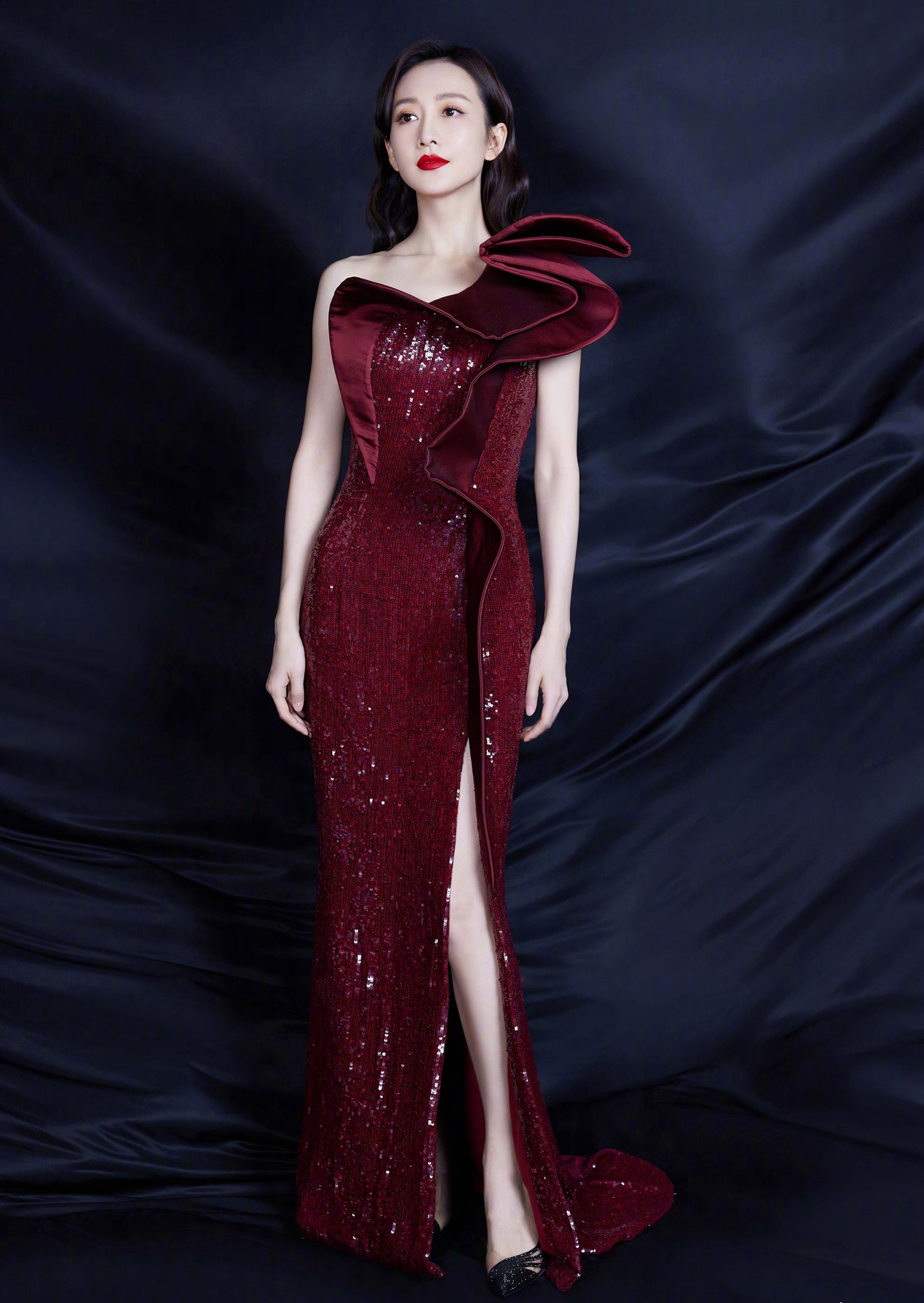 王鸥酒红色亮片高叉裙亮相百年歌声图片