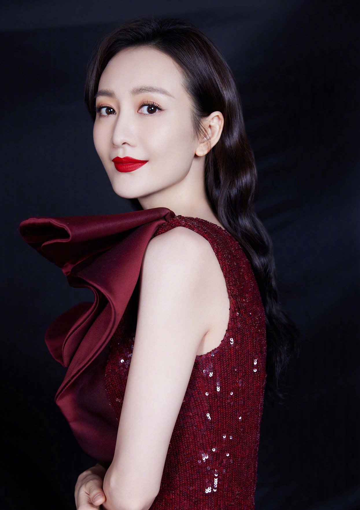 王鸥酒红色亮片高叉裙亮相百年歌声图片