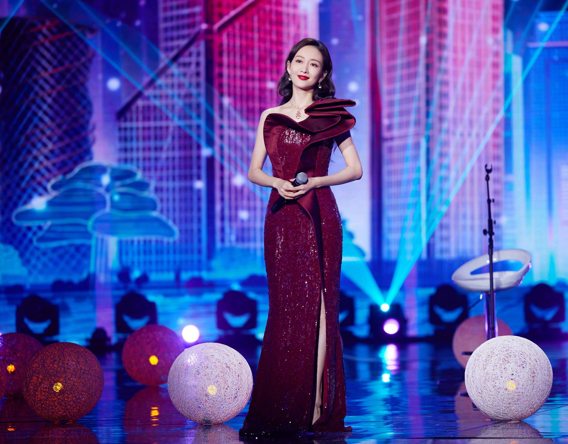 王鸥酒红色亮片高叉裙亮相百年歌声图片