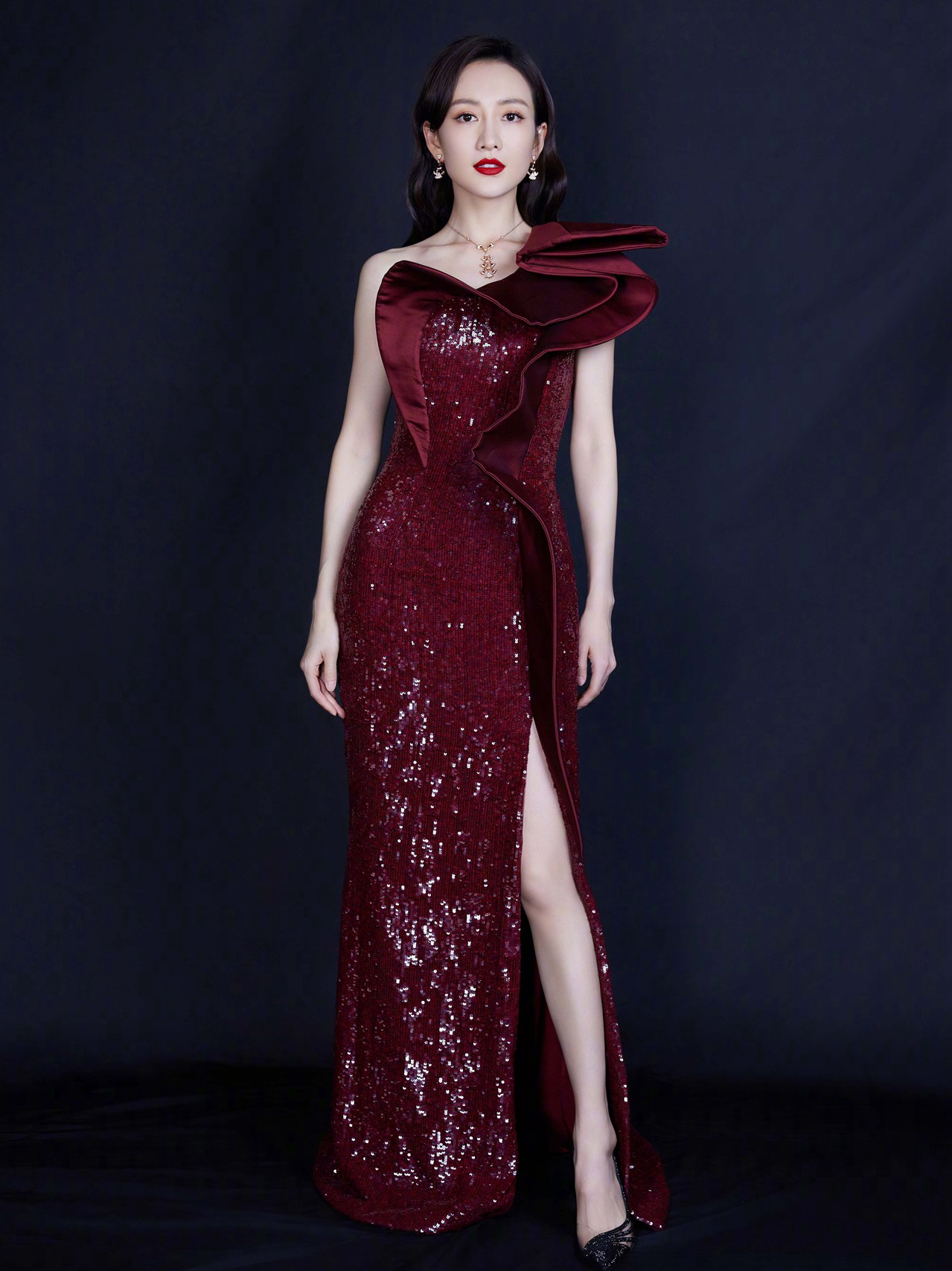 王鸥酒红色亮片高叉裙亮相百年歌声图片