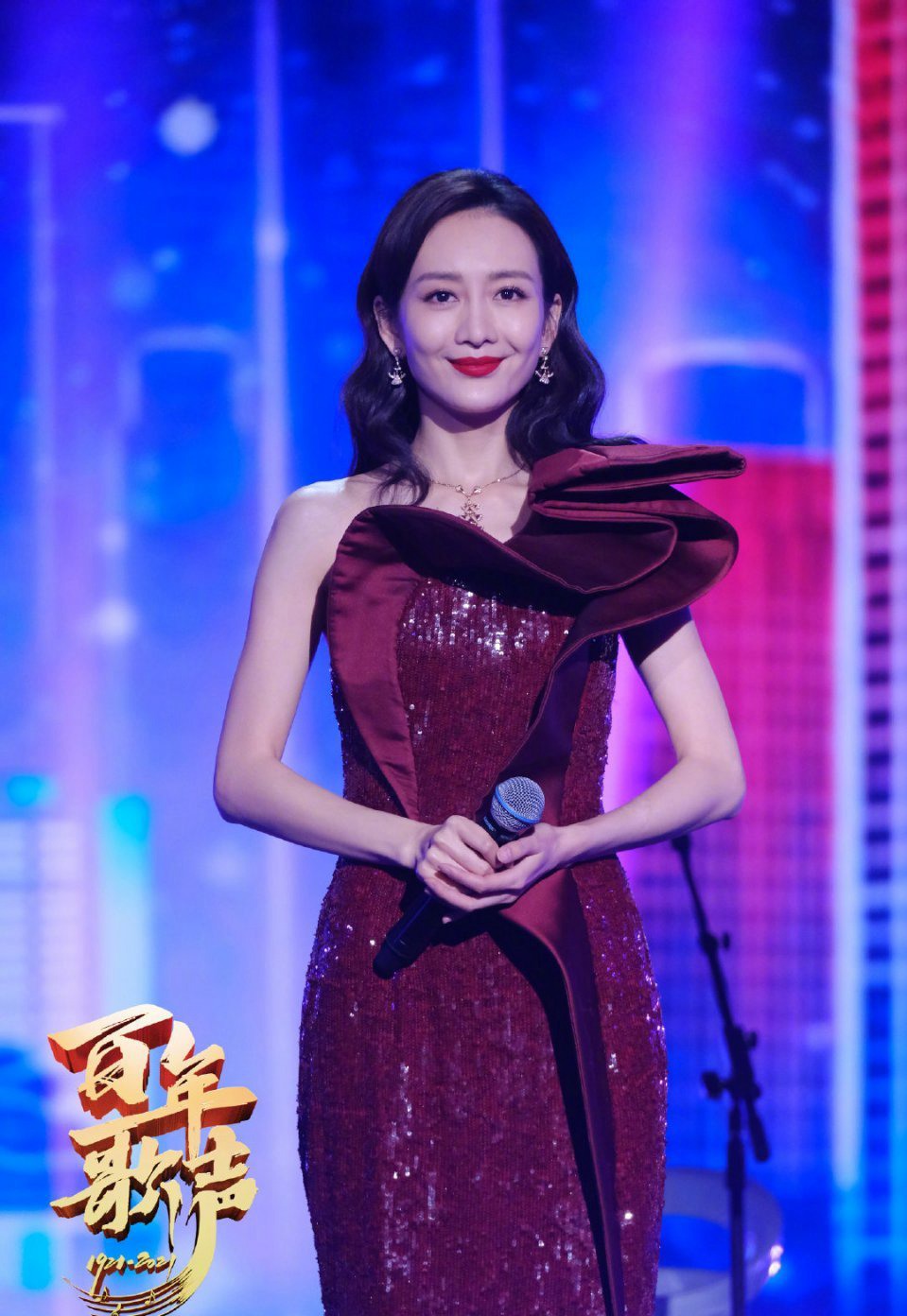 王鸥酒红色亮片高叉裙亮相百年歌声图片