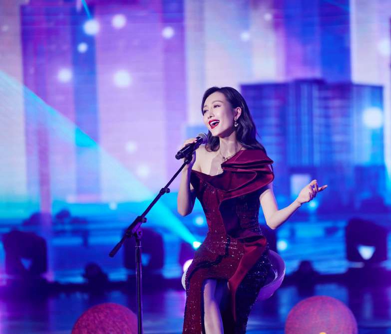 王鸥酒红色亮片高叉裙亮相百年歌声图片