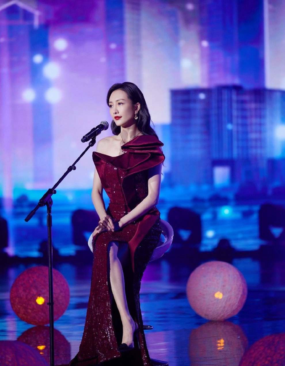 王鸥酒红色亮片高叉裙亮相百年歌声图片