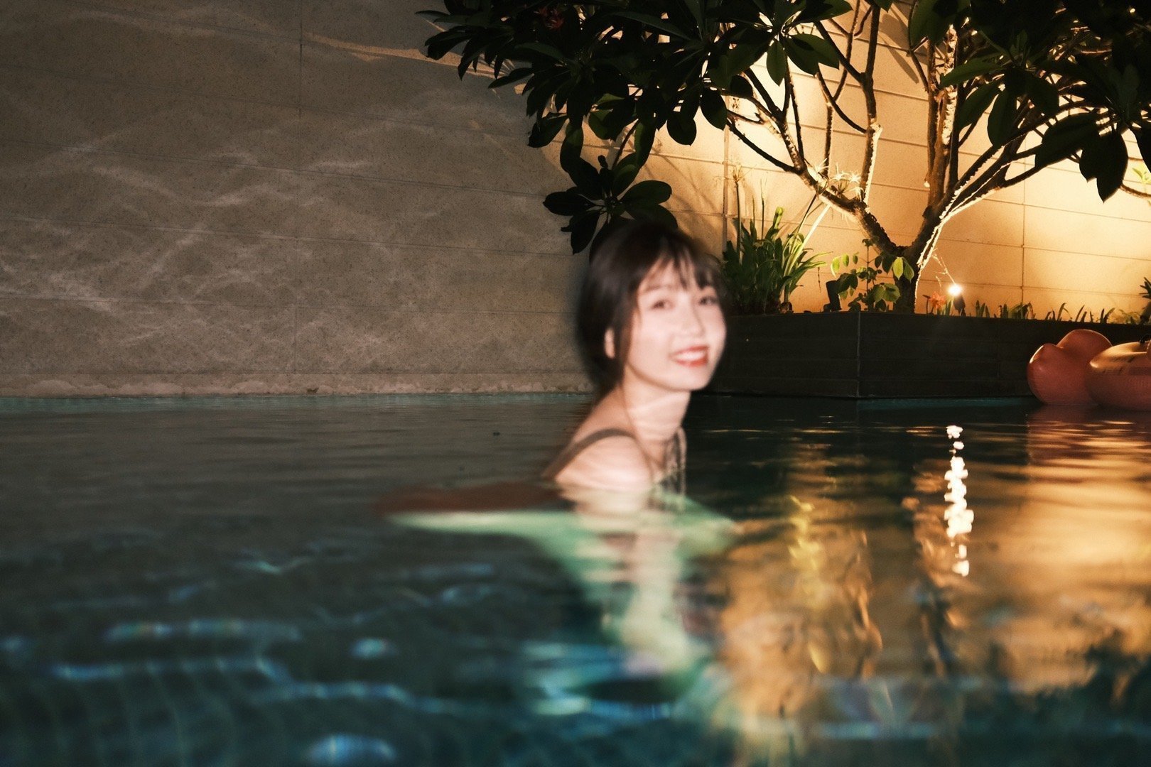 虞书欣红色露背泳装性感写真大片