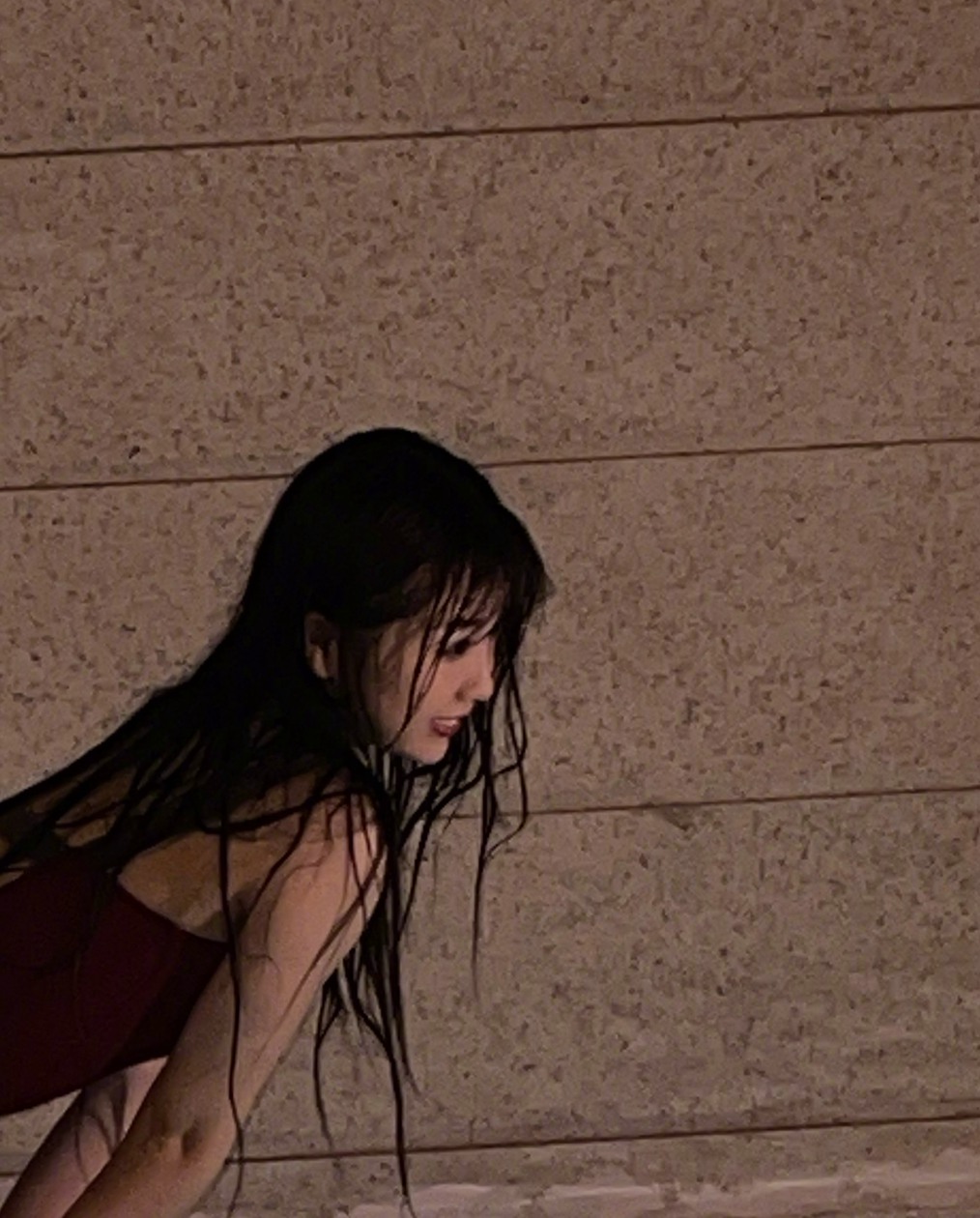 虞书欣红色露背泳装性感写真大片