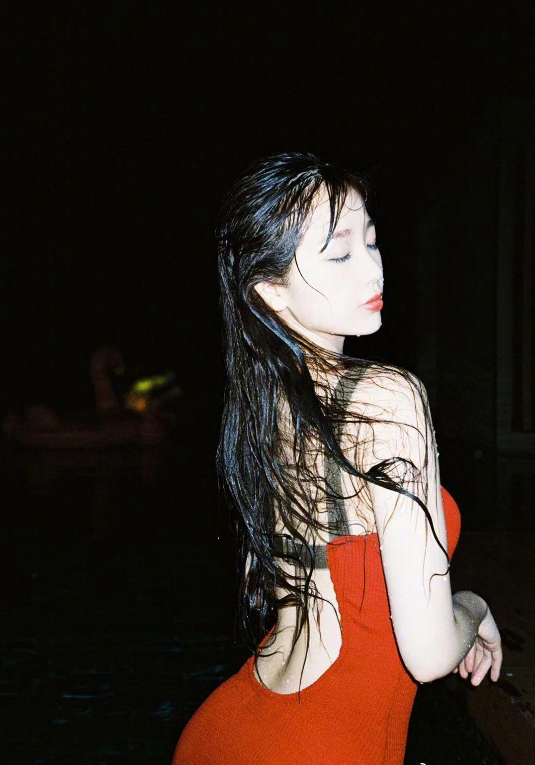 虞书欣红色露背泳装性感写真大片