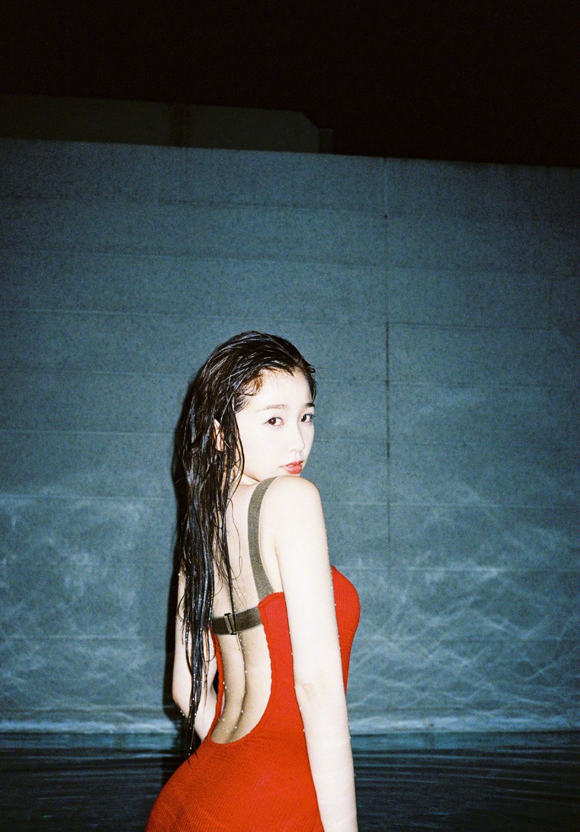 虞书欣红色露背泳装性感写真大片