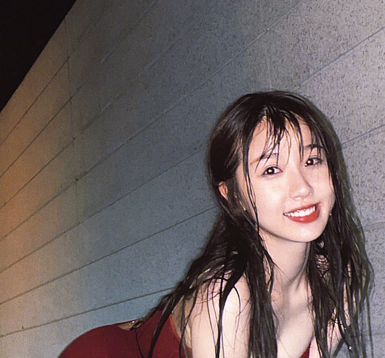 虞书欣红色露背泳装性感写真大片