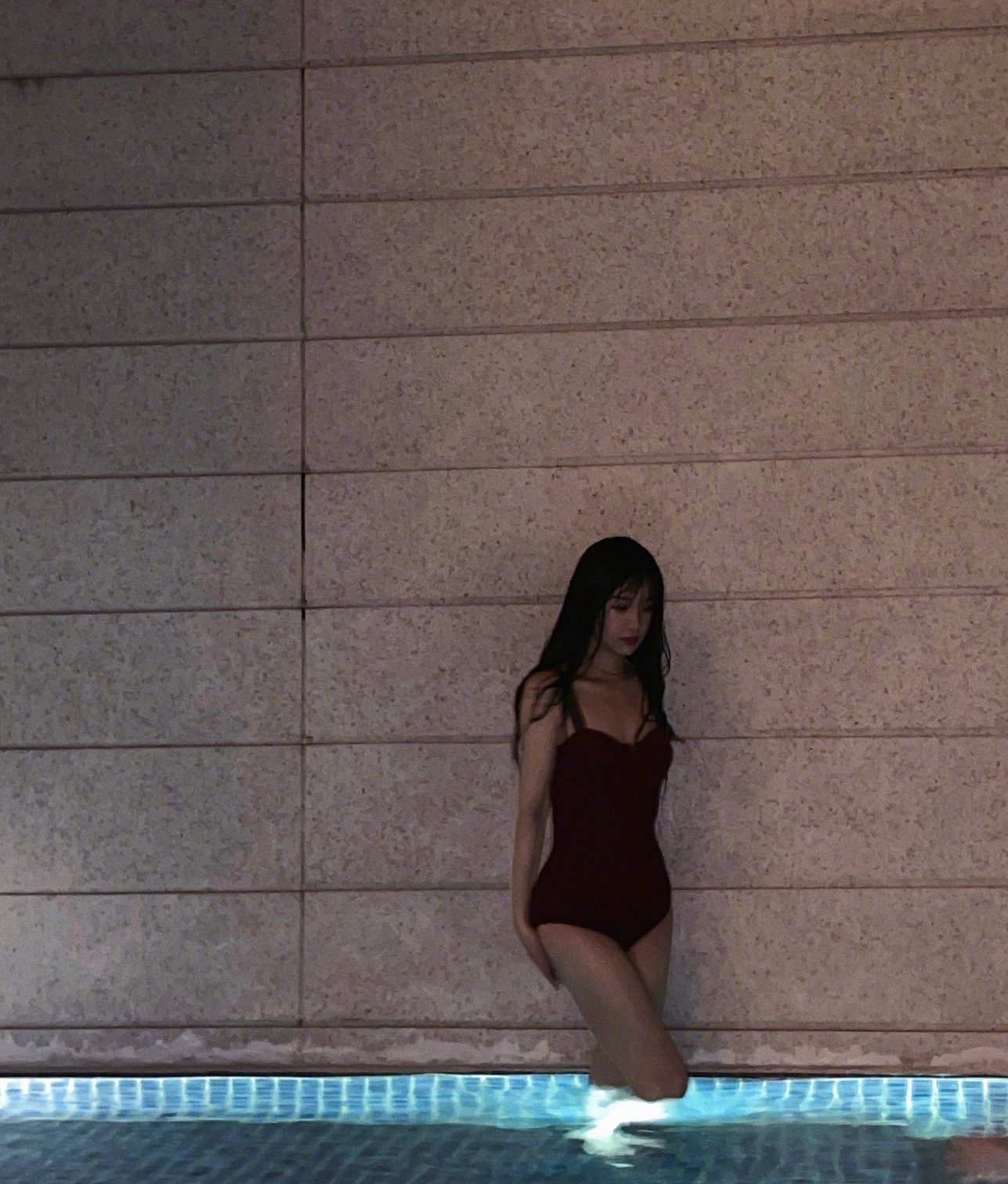 虞书欣红色露背泳装性感写真大片