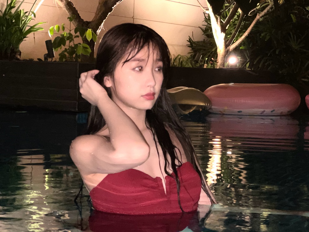 虞书欣红色露背泳装性感写真大片