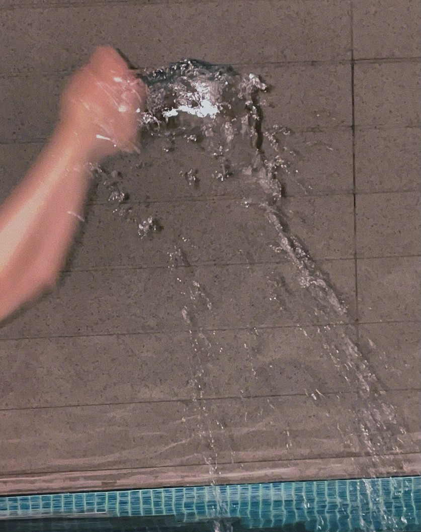 虞书欣红色露背泳装性感写真大片