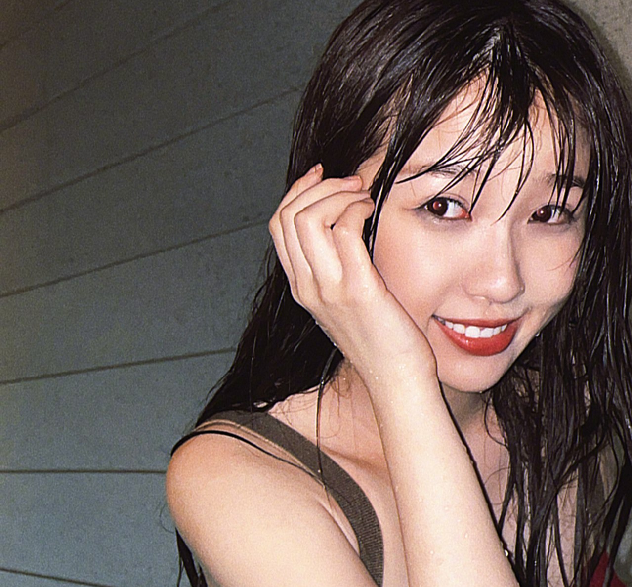 虞书欣红色露背泳装性感写真大片