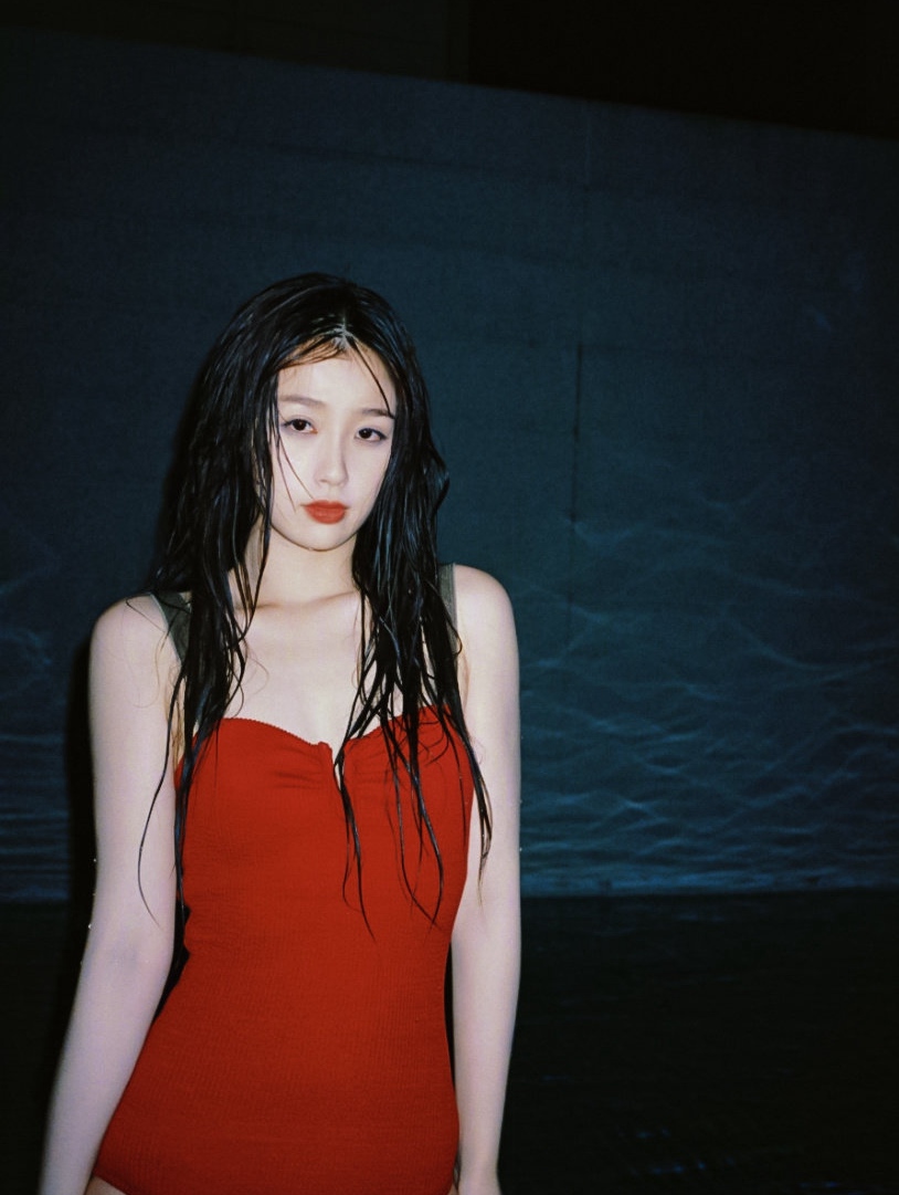 虞书欣红色露背泳装性感写真大片