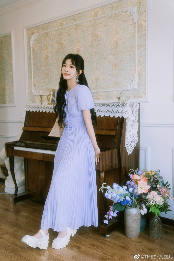 孔雪儿紫色长裙唯美梦幻写真美照