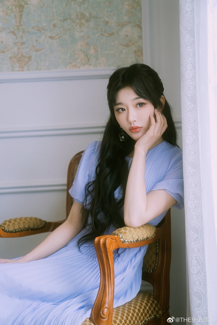 孔雪儿紫色长裙唯美梦幻写真美照