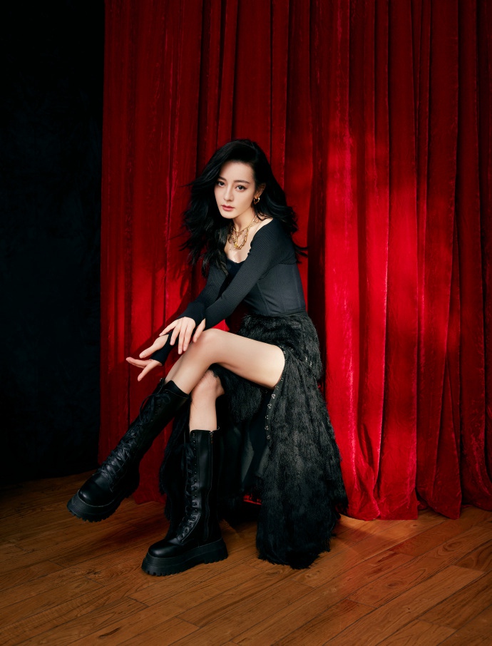 迪丽热巴黑色高开叉流苏裙写真