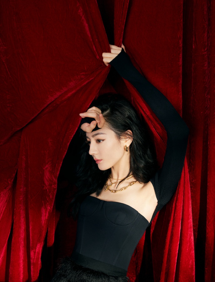 迪丽热巴黑色高开叉流苏裙写真