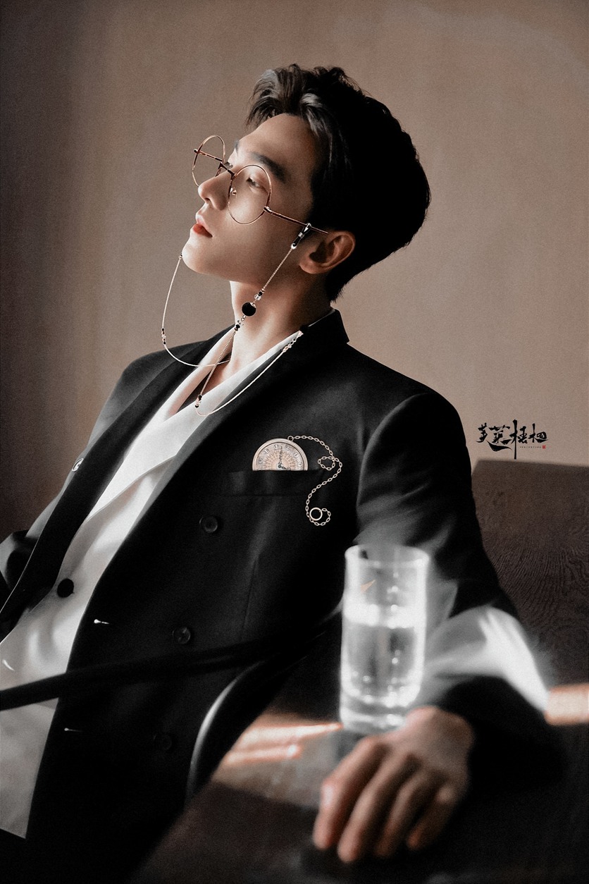 杨洋戴眼镜又帅又苏图集